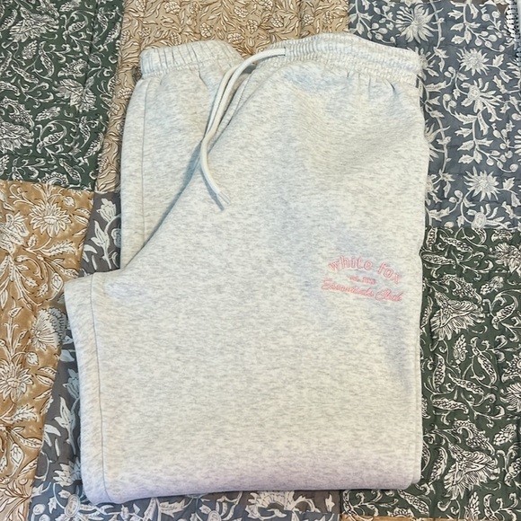 White Fox Boutique Essentials Club Set Crewneck & Sweatpants Grey Marle Pink - Picture 10 of 17